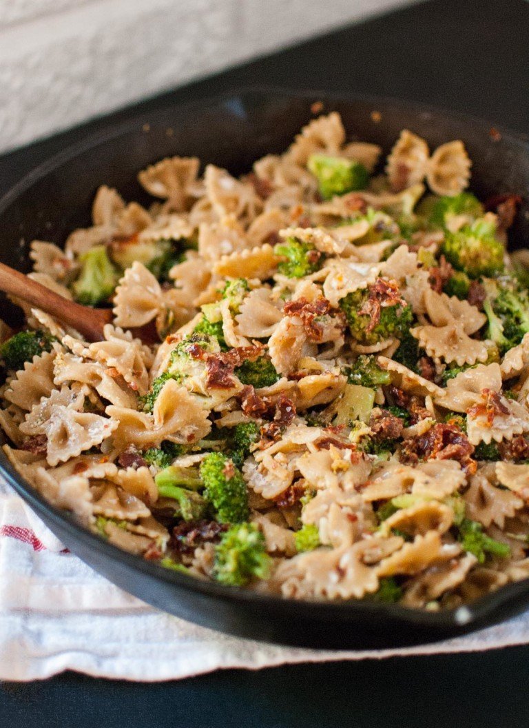 Spicy Sun-Dried Tomato and Broccoli Pasta